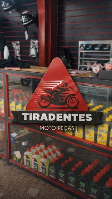 Prateleiras de peças e óleos atrás do balcão da Tiradentes