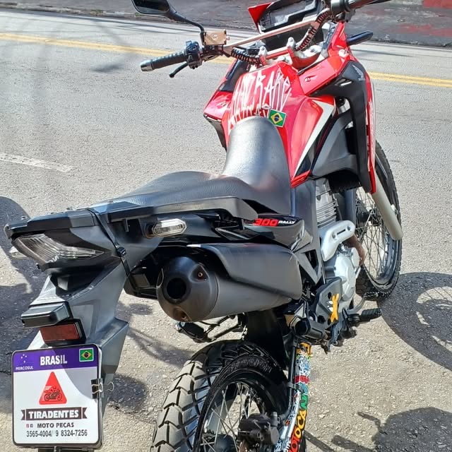 Moto entregue, com o adesivo da Tiradentes na placa