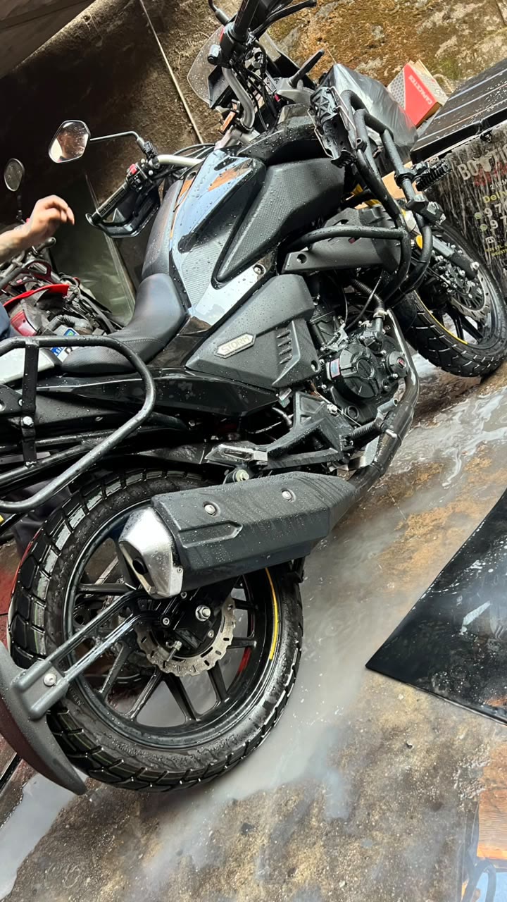 Moto preta recém-lavada na oficina