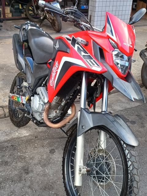 Moto vermelha e cinza com o serviço concluído
