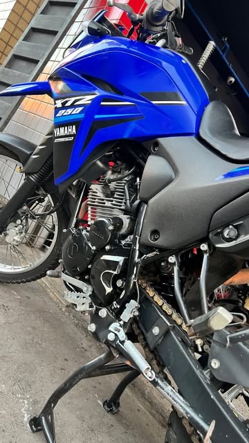 Motor de uma Yamaha XTZ aberto na bancada da oficina