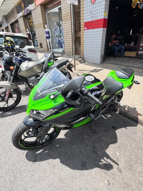 Kawasaki Ninja verde pronta, na porta da oficina