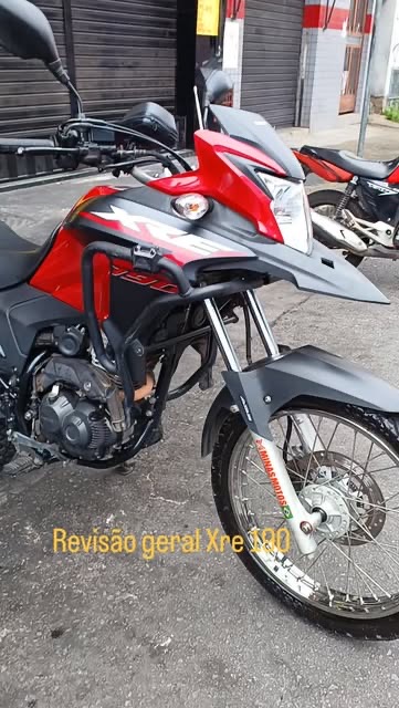 Honda XRE 300 vermelha depois da revisão geral feita na oficina