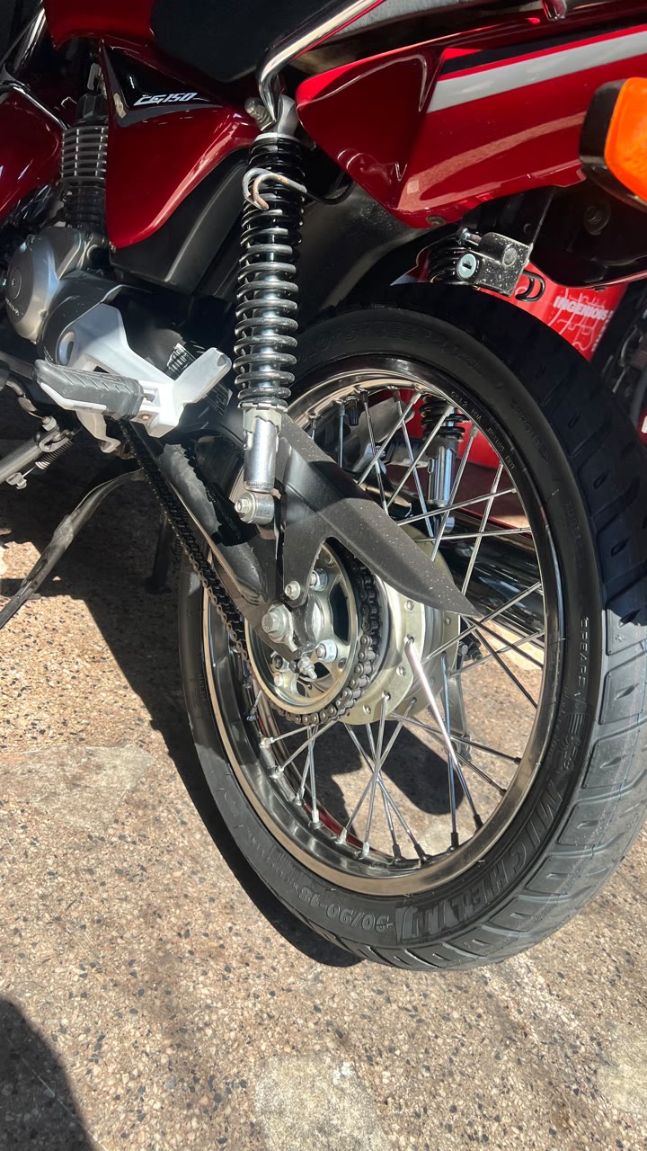 Detalhe da roda traseira e da suspensão de uma Honda CG 160